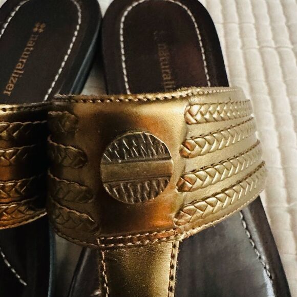 Naturalizer Skyhawk brown and  bronze leather, thong sandals. - Picture 3 of 7